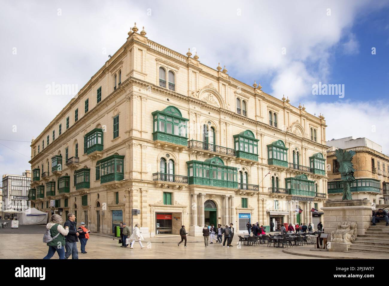 beaux bâtiments avec balcons dans la rue de la république valette malte Banque D'Images