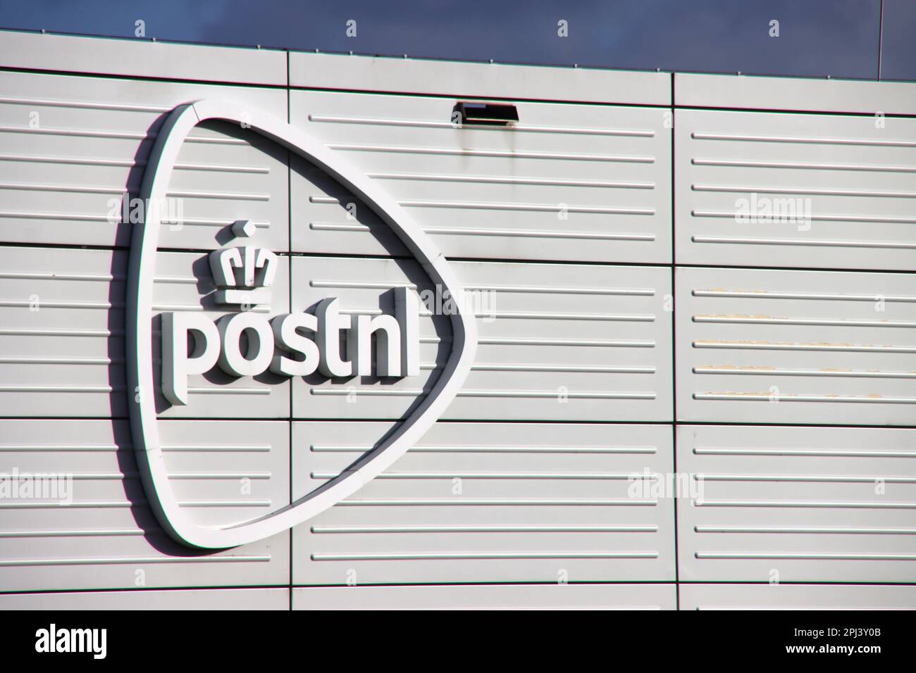 Logo PostNL sur le centre de distribution et de tri du Forepark de la Haye aux pays-Bas Banque D'Images