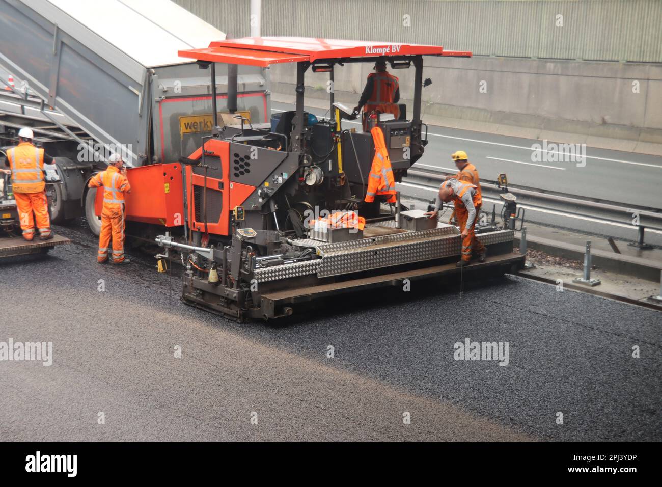 Asphaltage de l'autoroute A20 sous l'aqueduc de Cordlandt près de Nieuwerkerk aan den IJssel pendant les travaux routiers en direction de Gouda aux pays-Bas Banque D'Images