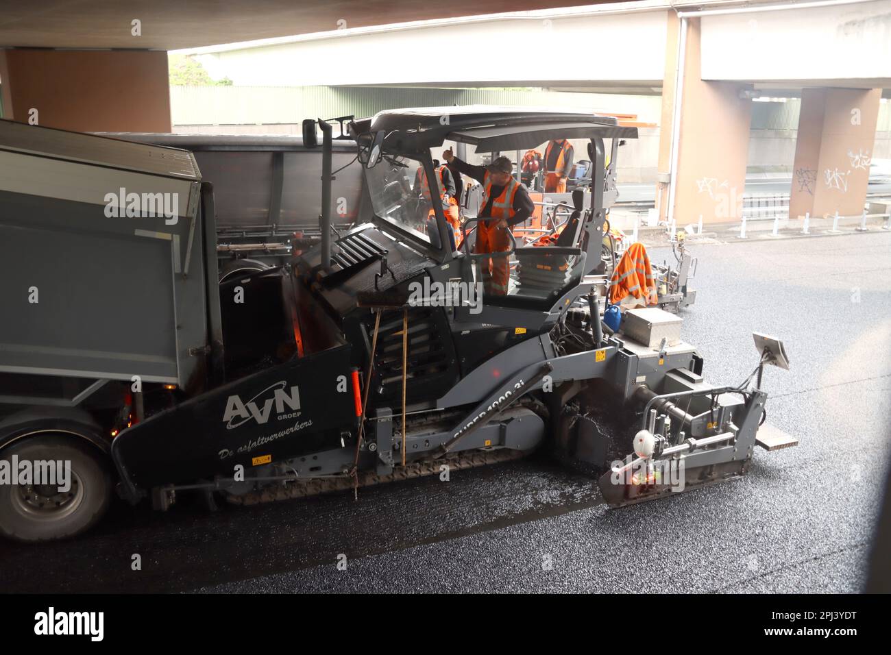Asphaltage de l'autoroute A20 sous l'aqueduc de Cordlandt près de Nieuwerkerk aan den IJssel pendant les travaux routiers en direction de Gouda aux pays-Bas Banque D'Images