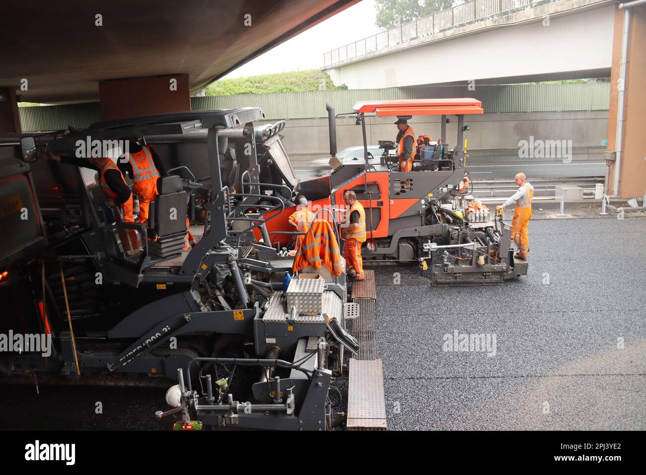 Asphaltage de l'autoroute A20 sous l'aqueduc de Cordlandt près de Nieuwerkerk aan den IJssel pendant les travaux routiers en direction de Gouda aux pays-Bas Banque D'Images