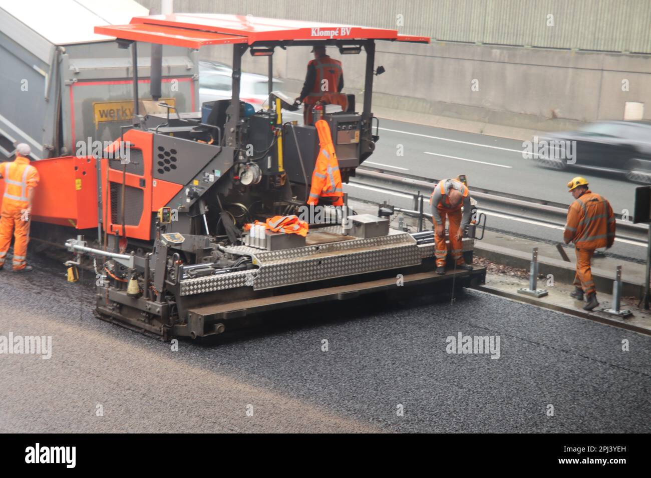 Asphaltage de l'autoroute A20 sous l'aqueduc de Cordlandt près de Nieuwerkerk aan den IJssel pendant les travaux routiers en direction de Gouda aux pays-Bas Banque D'Images