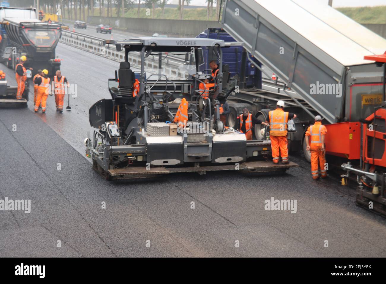 Asphaltage de l'autoroute A20 sous l'aqueduc de Cordlandt près de Nieuwerkerk aan den IJssel pendant les travaux routiers en direction de Gouda aux pays-Bas Banque D'Images