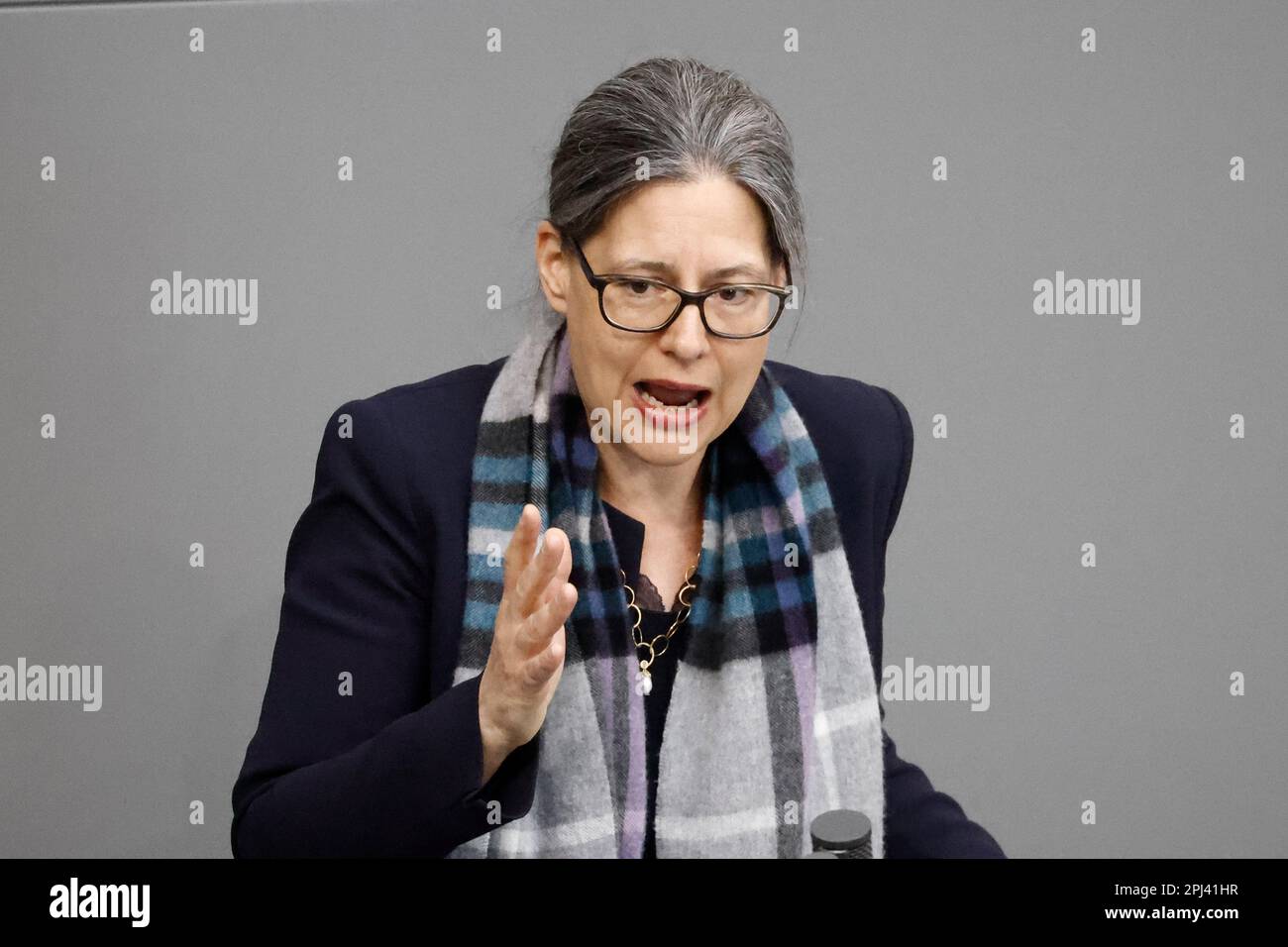 Berlin, Allemagne. 31st mars 2023. Nina Scheer (SPD) intervient au cours du débat sur la Loi sur le frein sur les prix de l'électricité et la Loi sur le frein sur les prix du chauffage au gaz naturel au Bundestag allemand. Credit: Carsten Koall/dpa/Alay Live News Banque D'Images
