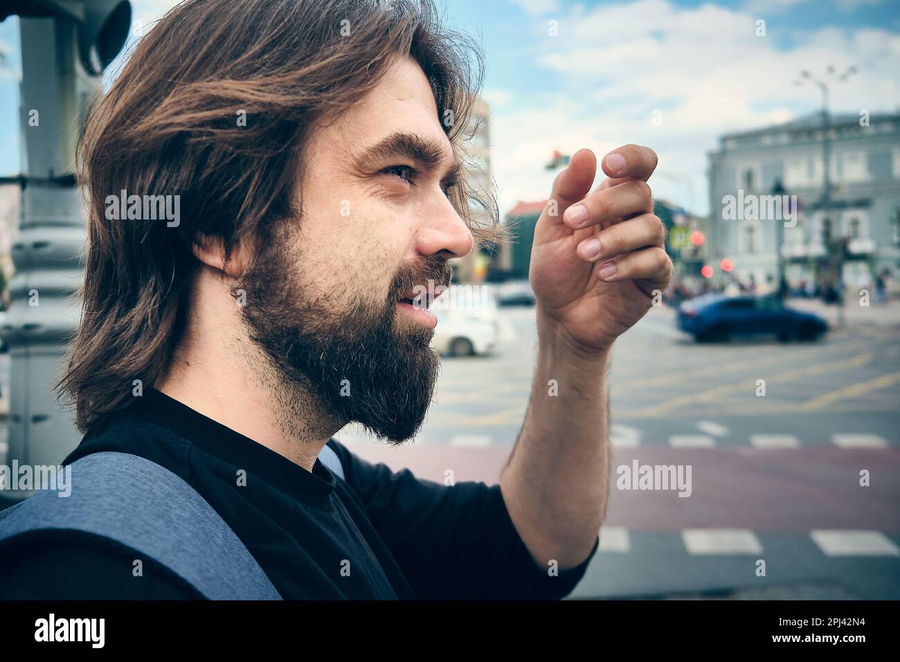Homme barbu dans une rue de la ville Banque D'Images