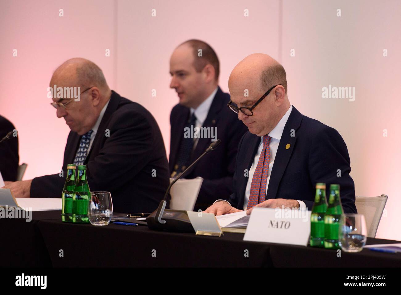 Lodz, Varsovie, Pologne. 31st mars 2023. Angus Lapsley (R), sous-secrétaire général de l'OTAN chargé de la politique et de la planification de la défense, assiste à la séance plénière du Sommet de Bucarest des neuf (B9) à Lodz (Pologne) sur 30 mars 2023. Les pourparlers entre les ministres des Affaires étrangères se concentreront sur les questions de sécurité dans la région face à l'agression russe contre l'Ukraine. Des fonctionnaires de l'OTAN et des représentants de la Suède, de la Finlande et de l'Espagne devraient également assister à la réunion. (Credit image: © Aleksander Kalka/ZUMA Press Wire) USAGE ÉDITORIAL SEULEMENT! Non destiné À un usage commercial ! Banque D'Images