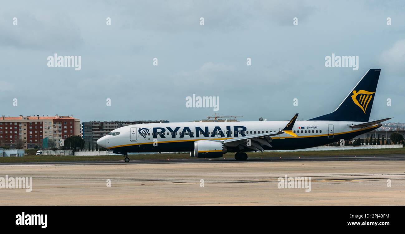 Lisbonne, Portugal - 30 mars 2023 : Boeing 737-800 de Ryanair à l'aéroport de Lisbonne (LIS) au Portugal. Banque D'Images