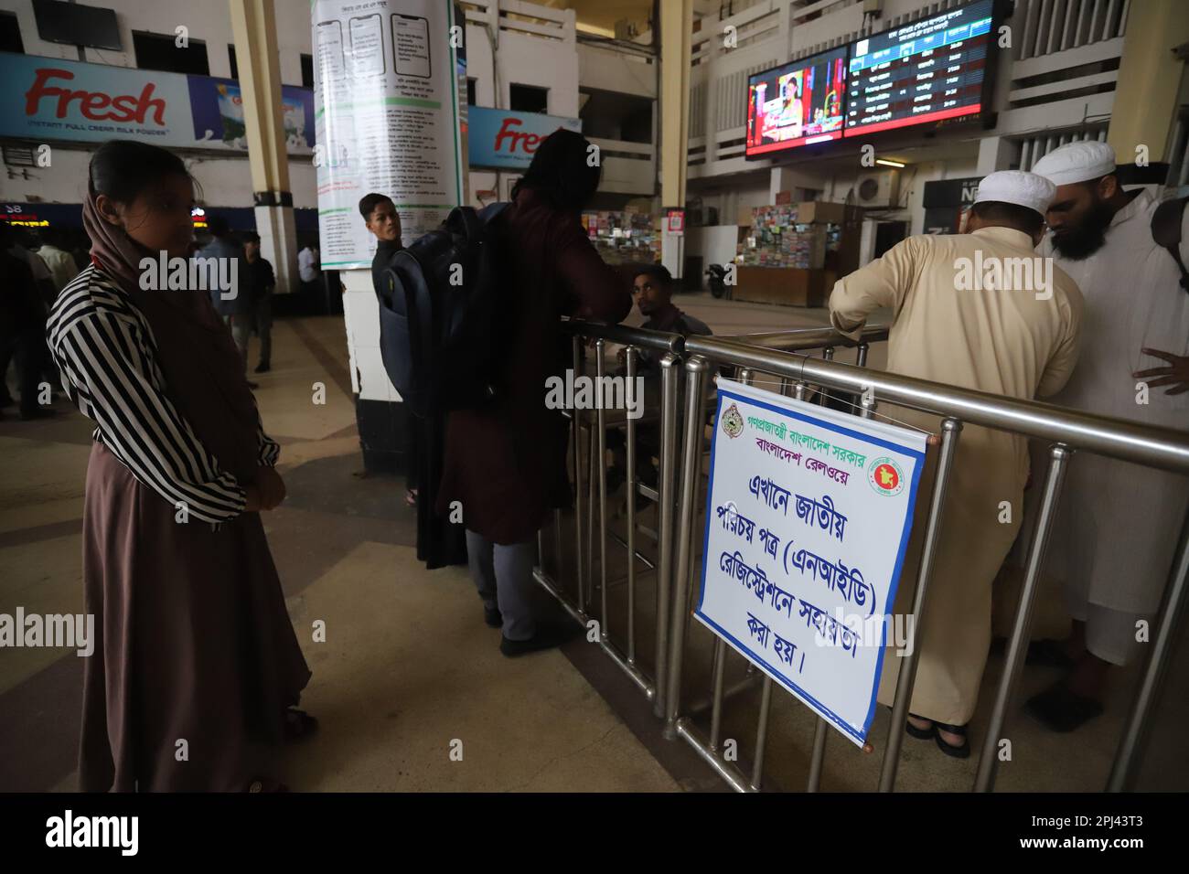 Un nouveau système lancé par le chemin de fer du Bangladesh exige que tous les passagers fassent vérifier leur identité en s'enregistrant avec leur NID ou leur certificat de naissance Banque D'Images