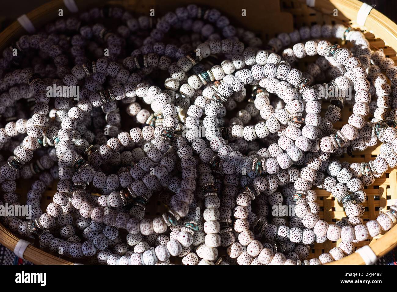Beaucoup de bracelets rosaires d'arbre de bodhi avec des perles blanches sur le marché vietnamien Banque D'Images