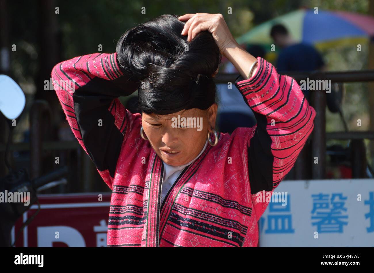 République populaire de Chine, province de Guangxi, Dazhai: Dans ce village, les femmes Yao ont laissé leurs cheveux pousser à toute sa longueur, mais les garder enroulés vers le haut dur Banque D'Images