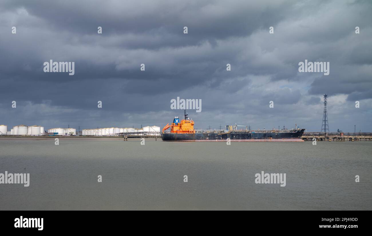 Le pétrolier Alkea s'est amarré au site de stockage de combustible et de produits chimiques de Navigator Terminals Thames à Thurrock, dans l'Essex, au Royaume-Uni, le TH Banque D'Images