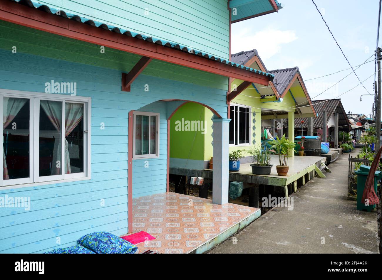Thaïlande, Parc national marin Ao Phang-nga : l'un des « treets » colorés du village musulman de K.Panyi. Banque D'Images