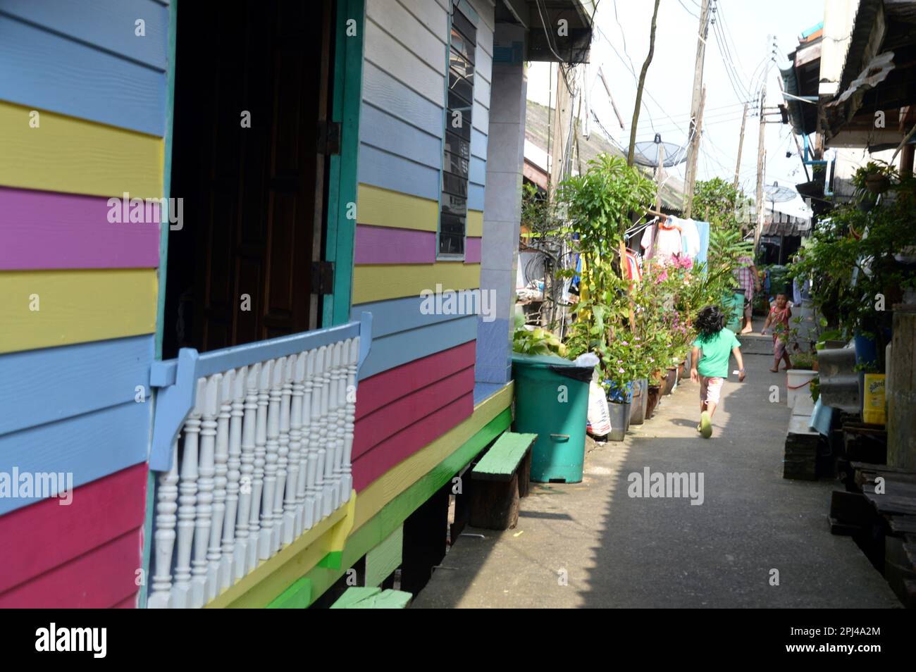 Thaïlande, Parc national marin Ao Phang-nga : l'un des « treets » colorés du village musulman de K.Panyi. Banque D'Images