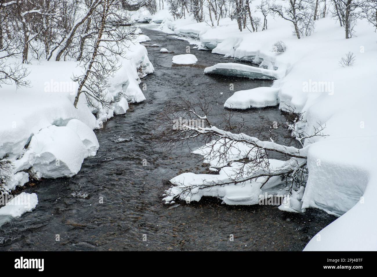 Rivière enneigée dans la région de Jotunheimen en Norvège Banque D'Images