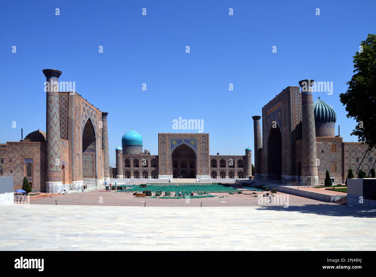 Ouzbékistan, Samarkand : place du Registan, avec ses 3 madrasas : Ulugh Beg Madrasa (1417-1420) (gauche) Tilya-Kori Madras Banque D'Images