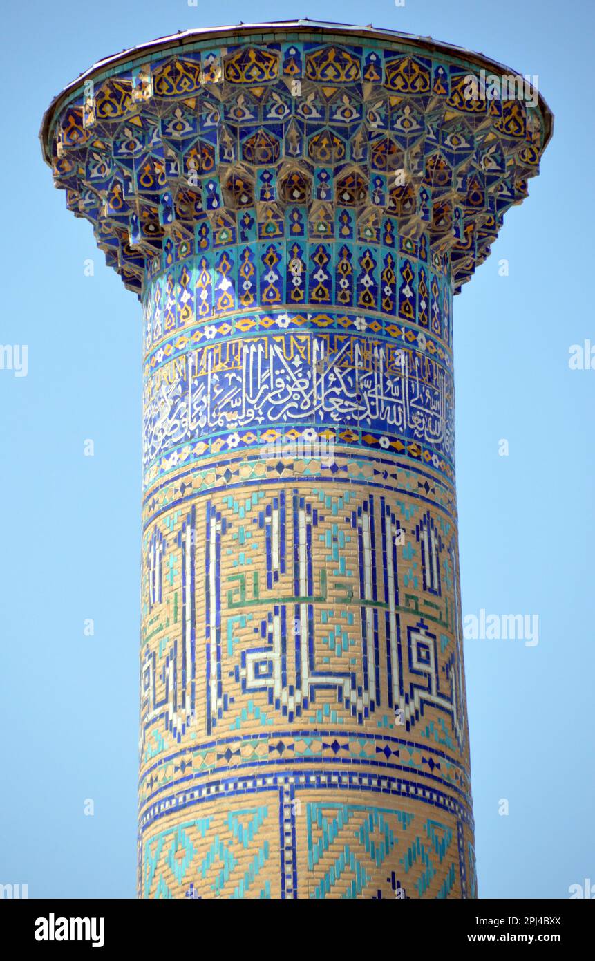 Ouzbékistan, Samarkand, Registan: Détail de l'ornementation géométrique et épigraphique sur la capitale d'une des colonnes de Ulugh Beg madrasa, Banque D'Images