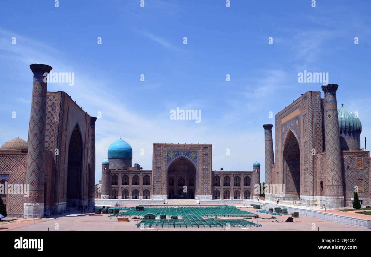 Ouzbékistan, Samarkand : place du Registan, avec ses 3 madrasas : Ulugh Beg Madrasa (1417-1420) (gauche) Tilya-Kori Madras Banque D'Images