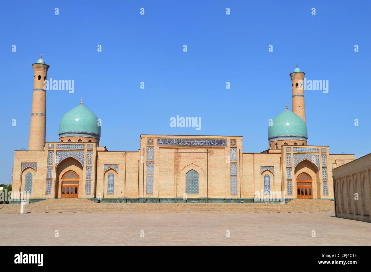 Ouzbékistan, Tachkent, capitale, complexe Khast-Imam: Mosquée Khazrati Imam, construite en 2007, de l'autre côté de la place Barak-Khan Madrasa. Banque D'Images