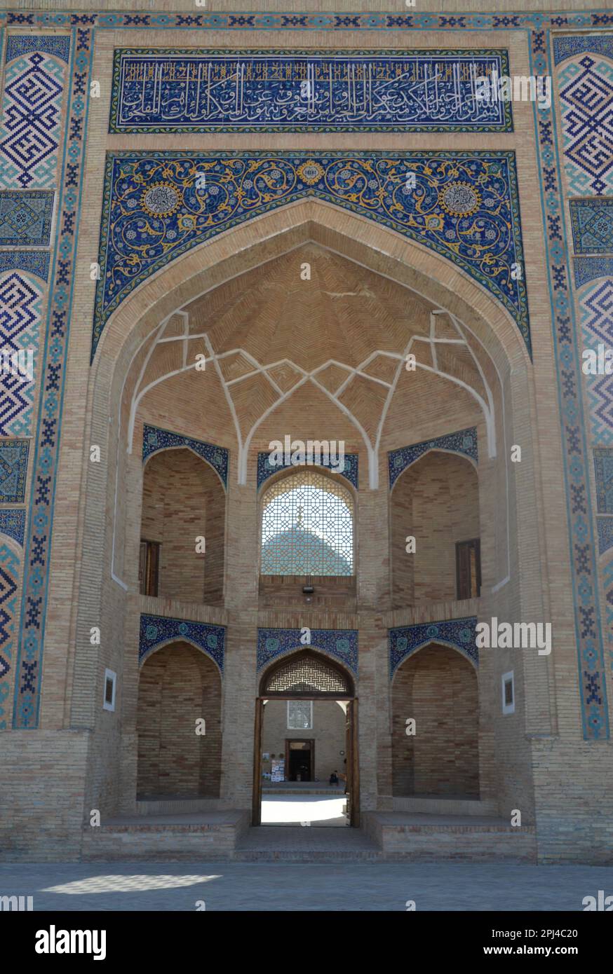 Ouzbékistan, Tachkent, capitale, complexe Khast-Imam : façade et iwan du Barak-Khan Madrasa, construit à la fin de 15th/début de 16th siècles. Il fa Banque D'Images