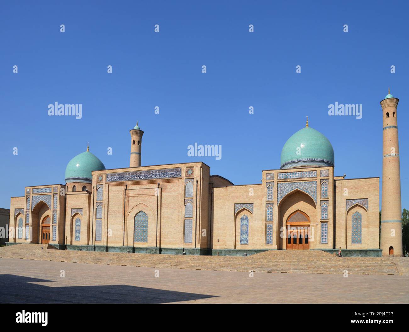 Ouzbékistan, Tachkent, capitale, complexe Khast-Imam: Mosquée Khazrati Imam, construite en 2007, de l'autre côté de la place Barak-Khan Madrasa. Banque D'Images