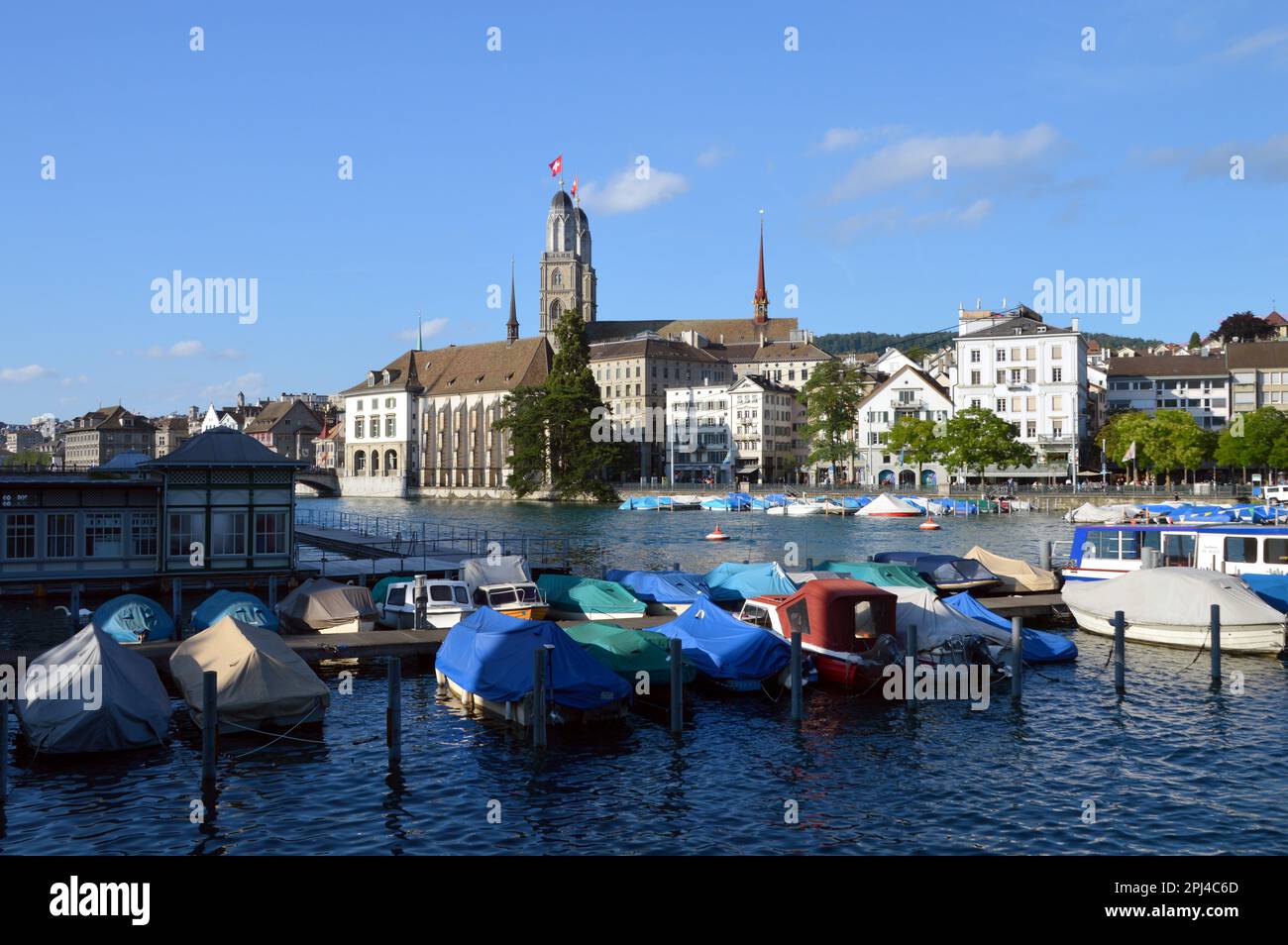 Suisse, Zurich: Les tours jumelles de la Grossmünster, de l'autre côté du  Limmat, de Bürkliplatz, avec des bateaux amarrés en premier plan Photo  Stock - Alamy