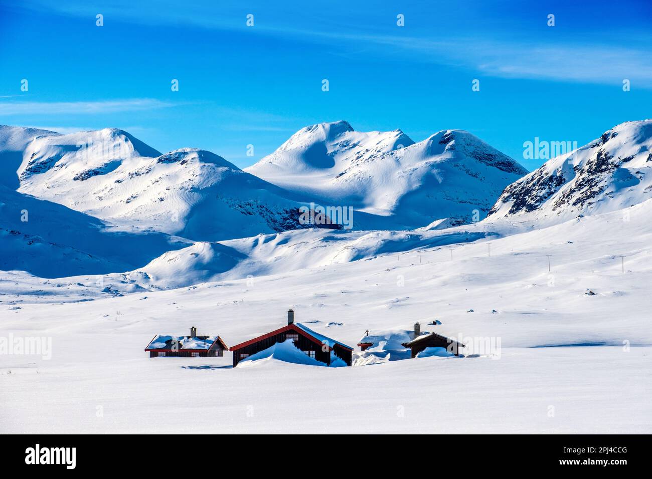 Chalets dans les montagnes d'hiver de la région de Jotunheimen en Norvège Banque D'Images