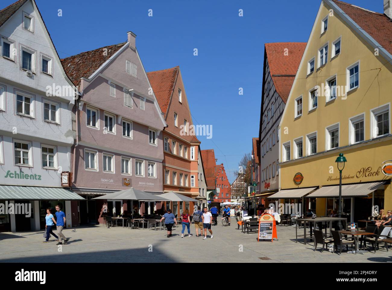 Allemagne, Bavière, Swabia, Nördlingen : maisons bâilllées sur Schrannenstrasse, avec l'ancienne Schranne (cornstore) (bâtiment rouge) au bout Banque D'Images