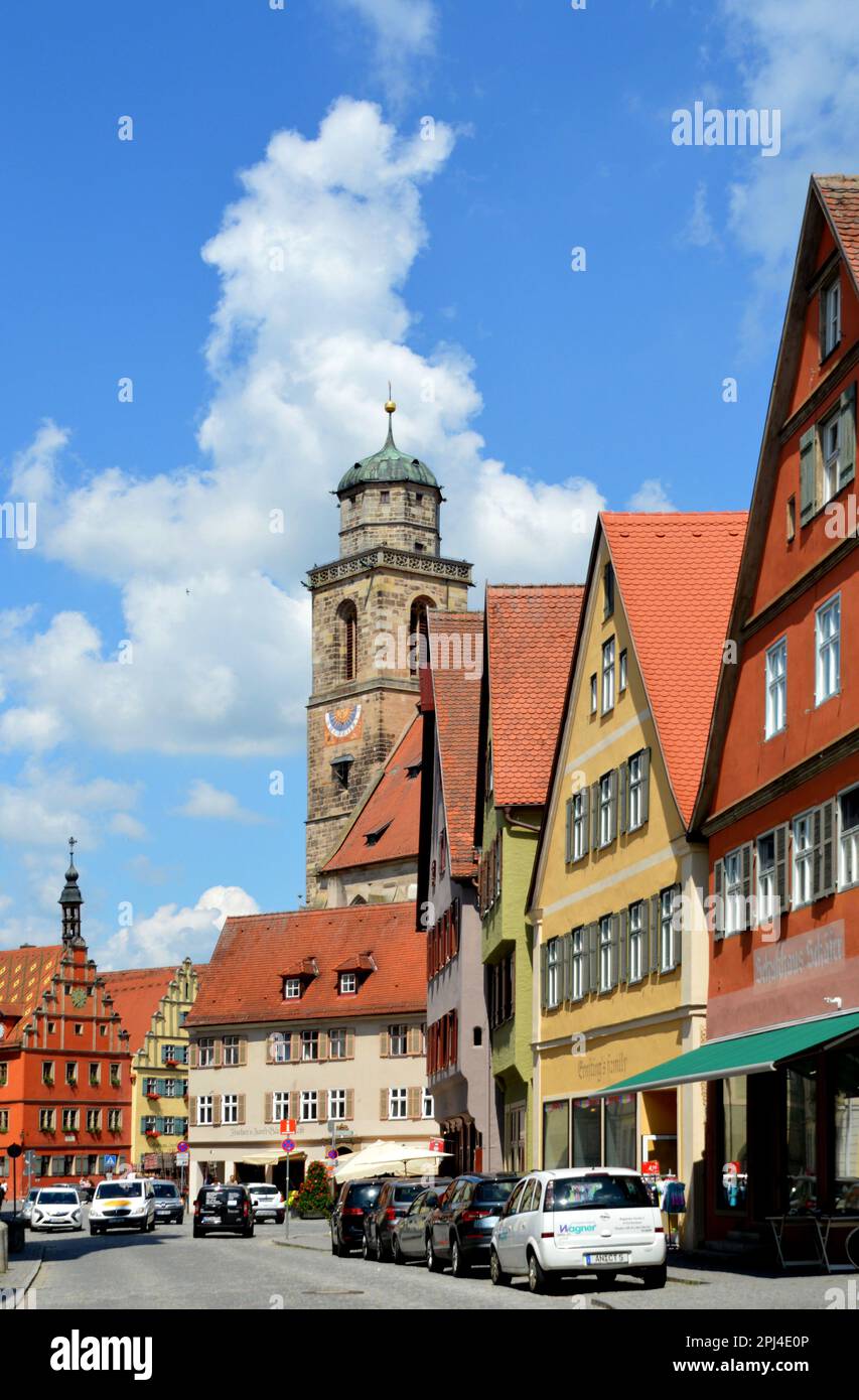 Allemagne, Bavière, Mittelfranken, Dinkelsbühl: tour de St George's Minster de la place du marché. Le bâtiment rouge sur la gauche est Weinmarkt, wh Banque D'Images