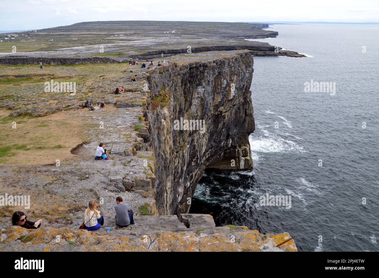 Irlande, Iles Aran, Inis Mor, Kilmurvey : les falaises de 60 mètres sur lesquelles se trouve le fort préhistorique de Dun Aonghassa, qui aurait environ 2000 ans. T Banque D'Images