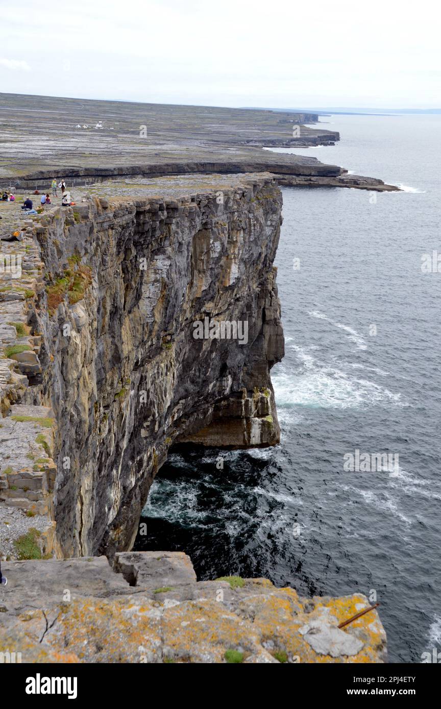 Irlande, Iles Aran, Inis Mor, Kilmurvey : les falaises de 60 mètres sur lesquelles se trouve le fort préhistorique de Dun Aonghassa, qui aurait environ 2000 ans. T Banque D'Images