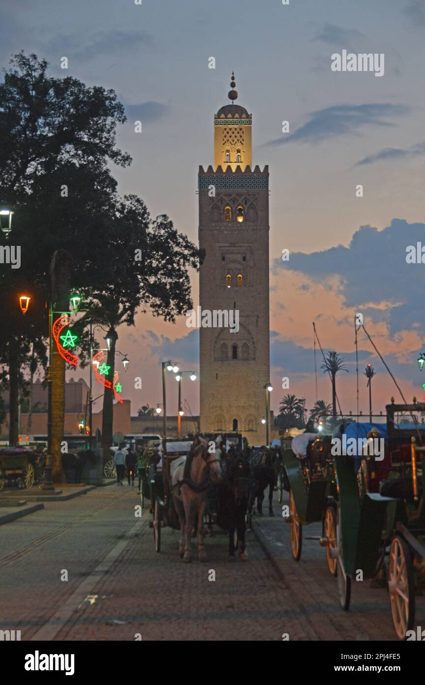 Maroc, Marakech: Le minaret illuminé de la mosquée de Koutoubia au ...