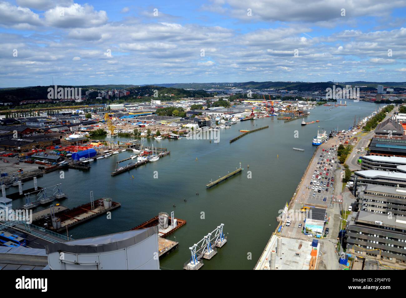 Suède, Göteborg : vue sur la Göta Älv (rivière) et les installations portuaires depuis le sommet du bâtiment Lilla Bommen (86 mètres). Banque D'Images