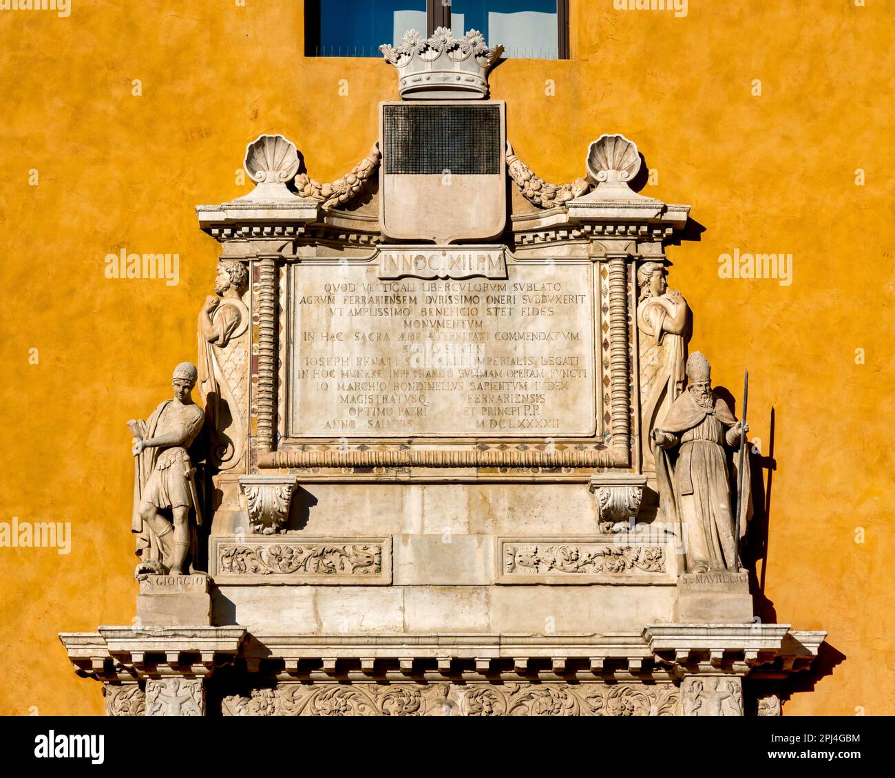 Plaque papale de marbre sur la Piazza del Municipio, Ferrare, Italie Banque D'Images
