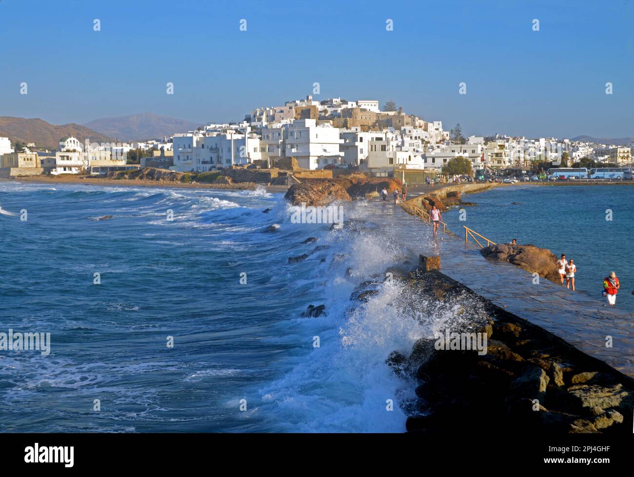 Grèce, île de Naxos: Les mers rugueuses laver la chaussée qui rejoint l'îlot de Palatia à l'île principale. Banque D'Images