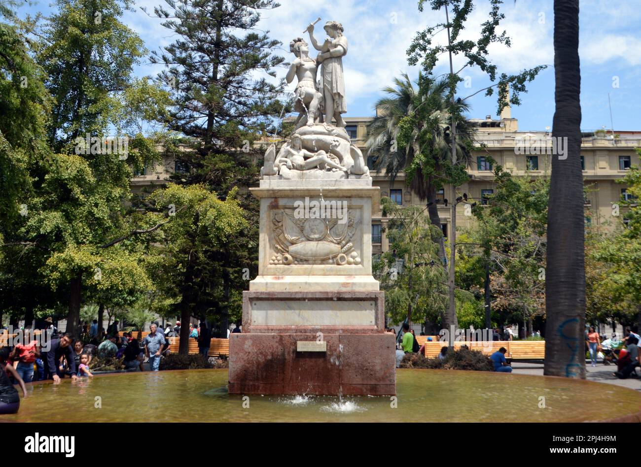 Chili. Santiago: Simon Bolivar monument à la liberté américaine sur la Plaza de Armas. Érigée le 25th avril 1836, oeuvre du sculpteur italien France Banque D'Images