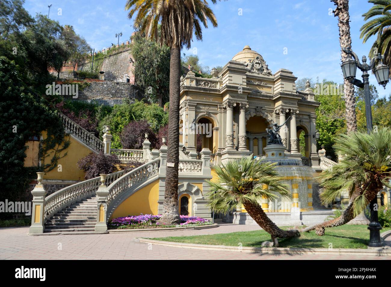 Chili. Santiago: Monument Torre Mirador sur la colline de Santa Lucia, érigé par Benjamin Vicuna Mackenna en 1872. Banque D'Images