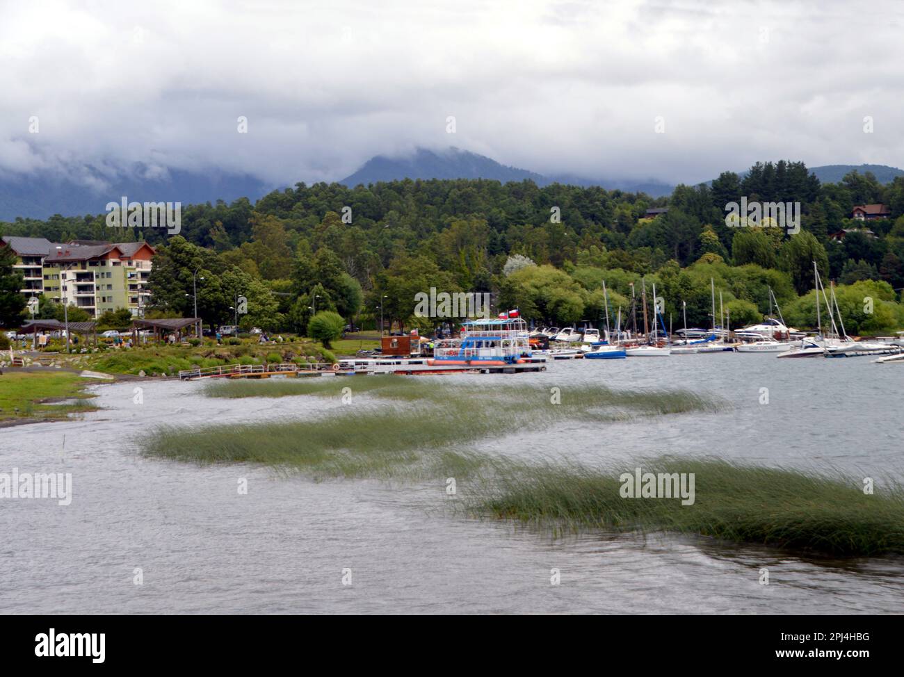 Chili. Pucon : la plage et le port de plaisance dans une baie sur le lac Villarrica. Banque D'Images