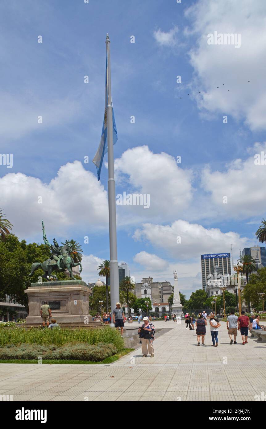 Argentine, Buenos Aires: Plaza de Mayo, avec un drapeau national et une statue équestre du général Manuel Belgrano à gauche. Banque D'Images