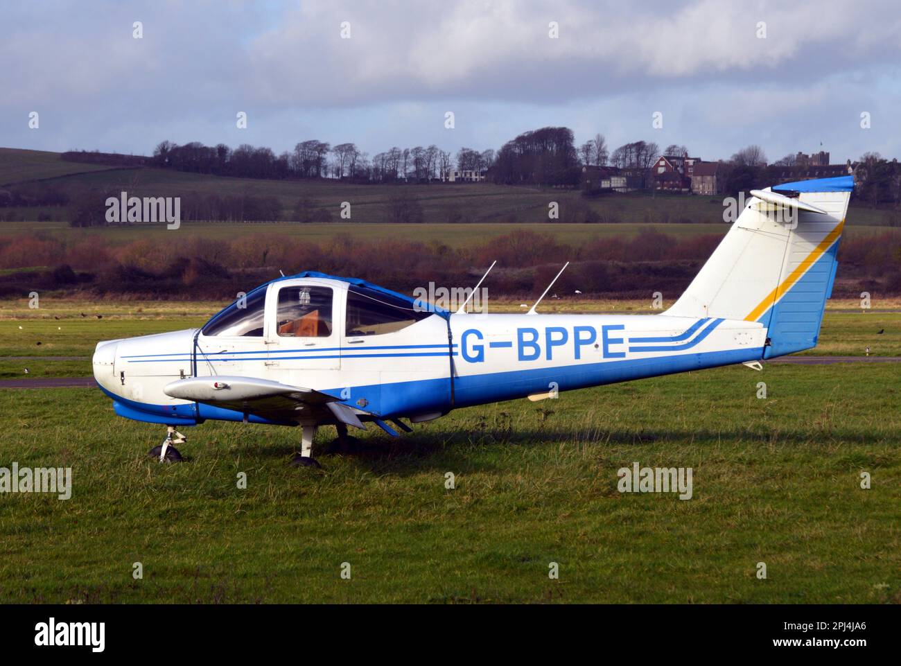 Angleterre, Sussex, Shoreham: G-BPPE Piper PA.38-112 Tomahawk (c/n 79A0189) (entreposé) à l'aéroport de Shoreham. Banque D'Images