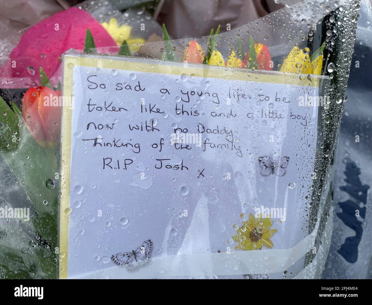 Fleurs et messages laissés pour la victime sur la scène de Meridian Close, Bluntisham, Cambridgeshire. La police a trouvé le corps de l'homme de 32 ans, nommé localement Josh Dunmore, avec une blessure par balle mercredi soir. Ils ont ensuite été appelés à une deuxième propriété à Sutton, où ils ont trouvé le corps d'un 57 ans, nommé localement comme le père de Josh Gary Dunmore, qui était également mort par balle. La mort des deux hommes est traitée comme un meurtre et trois hommes ont été arrêtés par la police de Cambridgeshire. Date de la photo: Vendredi 31 mars 2023. Banque D'Images