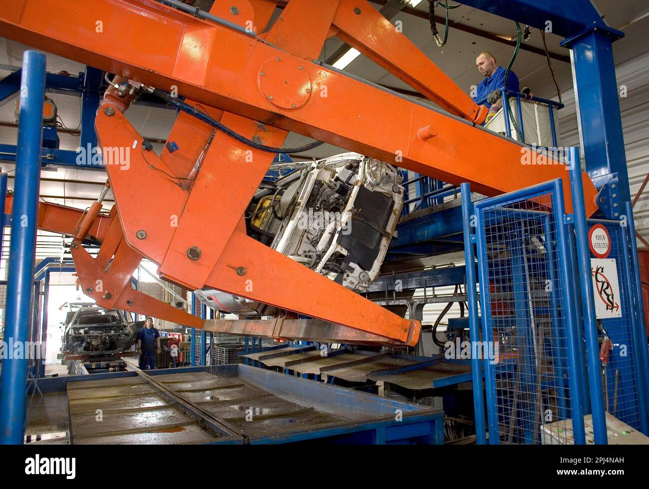 Broyeur de voiture sur un grattoir pour recycler les voitures - pays-Bas. fotografie vvbvanbree Banque D'Images