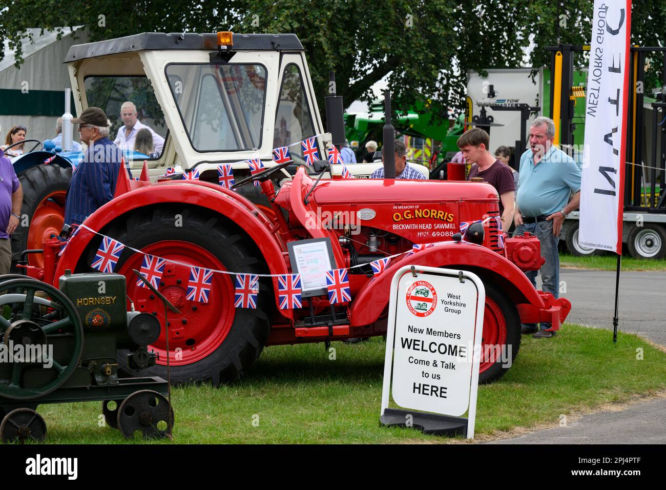 Rare tracteur rouge David Brown (modèle de battage VTK 143 des années 1940) et le public regarde - Great Yorkshire Show 2022, Harrogate, Angleterre, Royaume-Uni. Banque D'Images