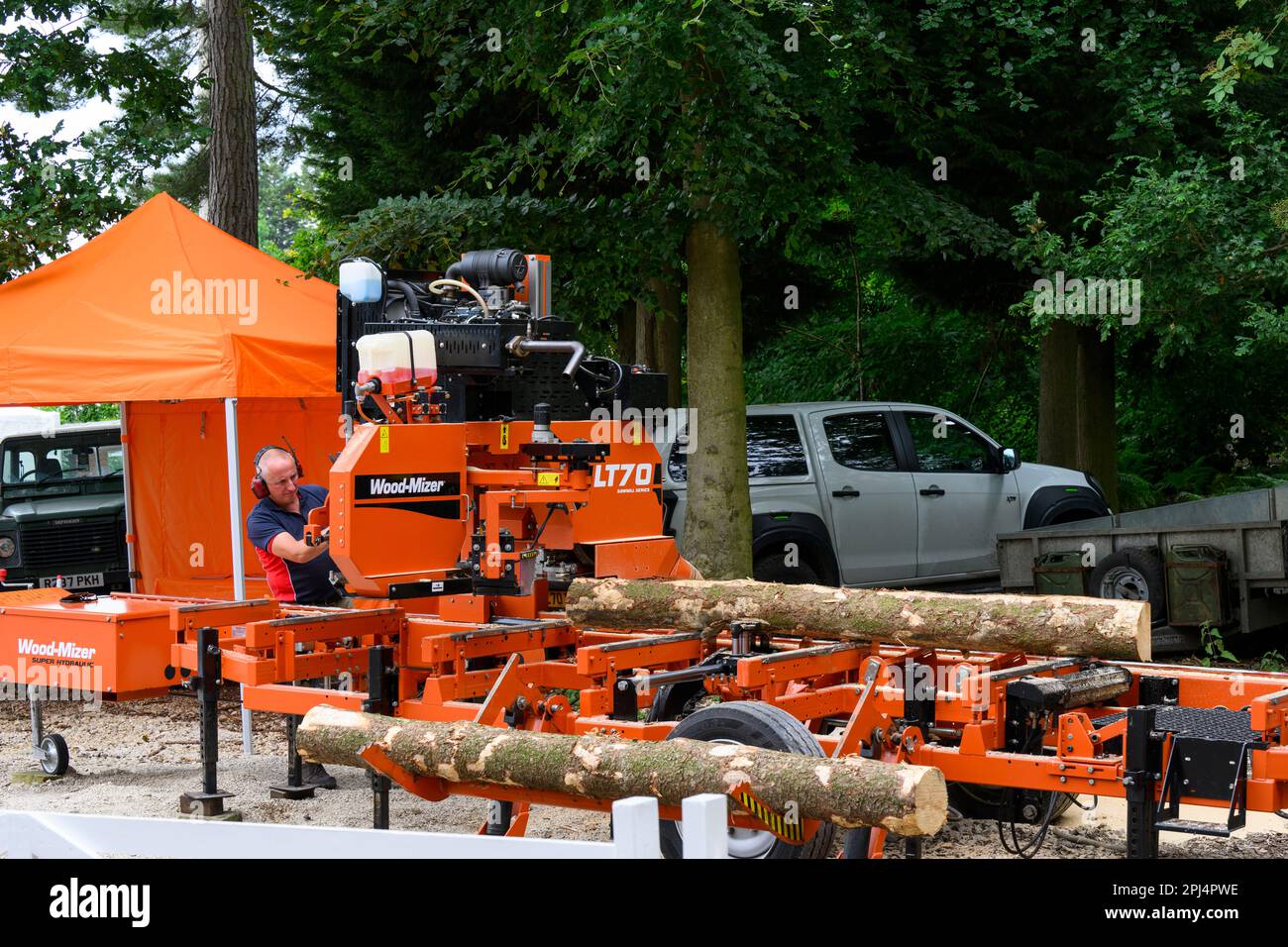 Exposition de machines industrielles Wood-Mizer (présentant des échanges, événement de vente agricole) - Great Yorkshire Show 2022, Harrogate, Angleterre, Royaume-Uni. Banque D'Images
