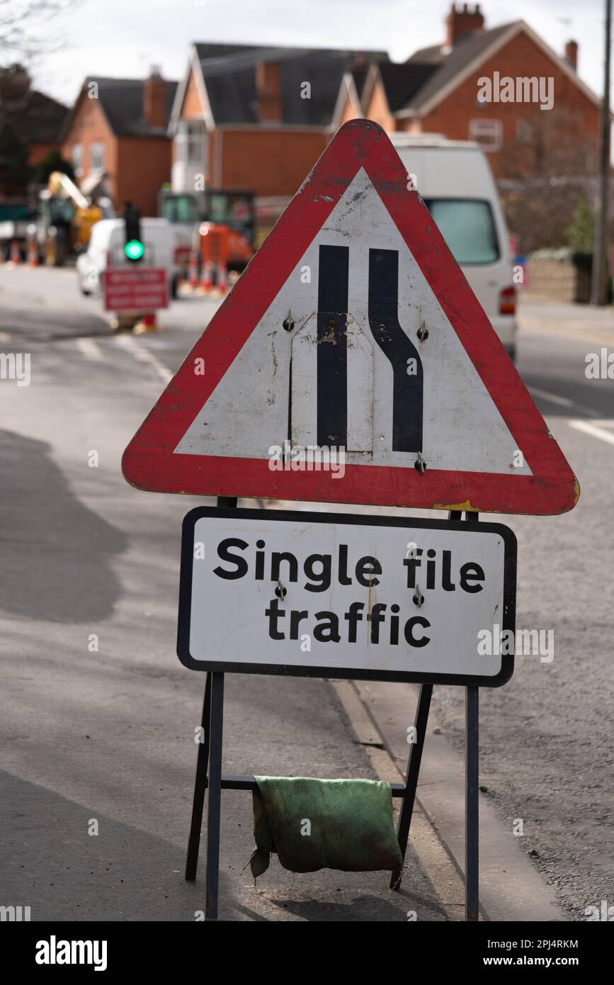 Travaux routiers, risque de dérapage, rectification, chaussée, copeaux de pierre, grain, balai, rouleau, véhicule, débardage, panneau d'avertissement rouge, travaux pour les jambes, sentier Banque D'Images