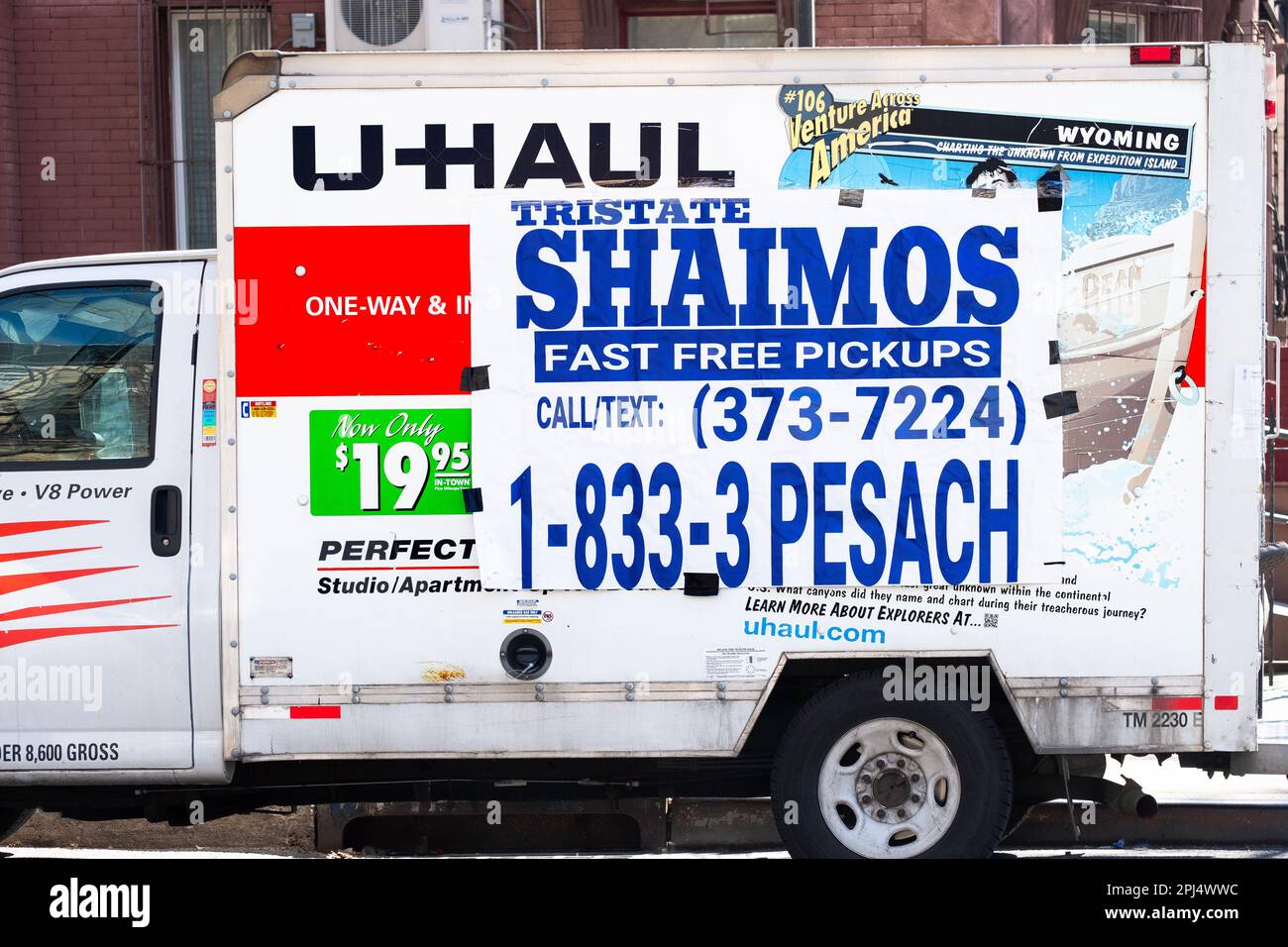 SHAIMOS. Juste avant la Pâque, un camion recueille les objets saints qui doivent être enveloppés et enterrés au lieu de juste jeter. À Brooklyn, New York. Banque D'Images