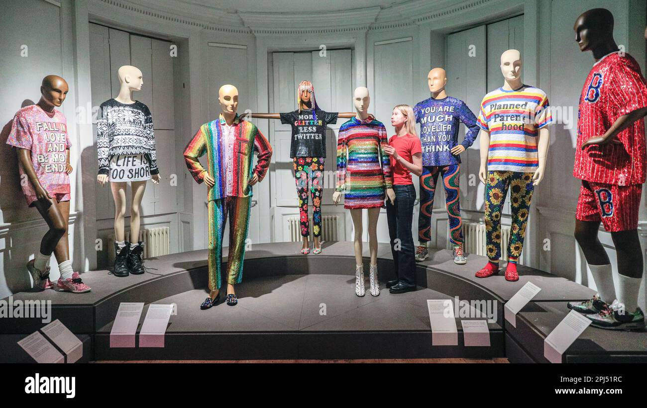 Londres, Royaume-Uni. 31st mars 2023. La galerie William Morris dévoile une grande exposition du designer de mode Ashish. Ashish Gupta, est un designer de mode dont la signature est des paillettes et des perles, en utilisant son patrimoine indien. Son étiquette éponyme s'inspire de son héritage, avec des pièces portées par Madonna, Lady Gaga, taylor Swift et bien d'autres. Plus de 60 dessins des 20 dernières années seront exposés jusqu'au 10 septembre 2023. Credit: Imagetraceur/Alamy Live News Banque D'Images