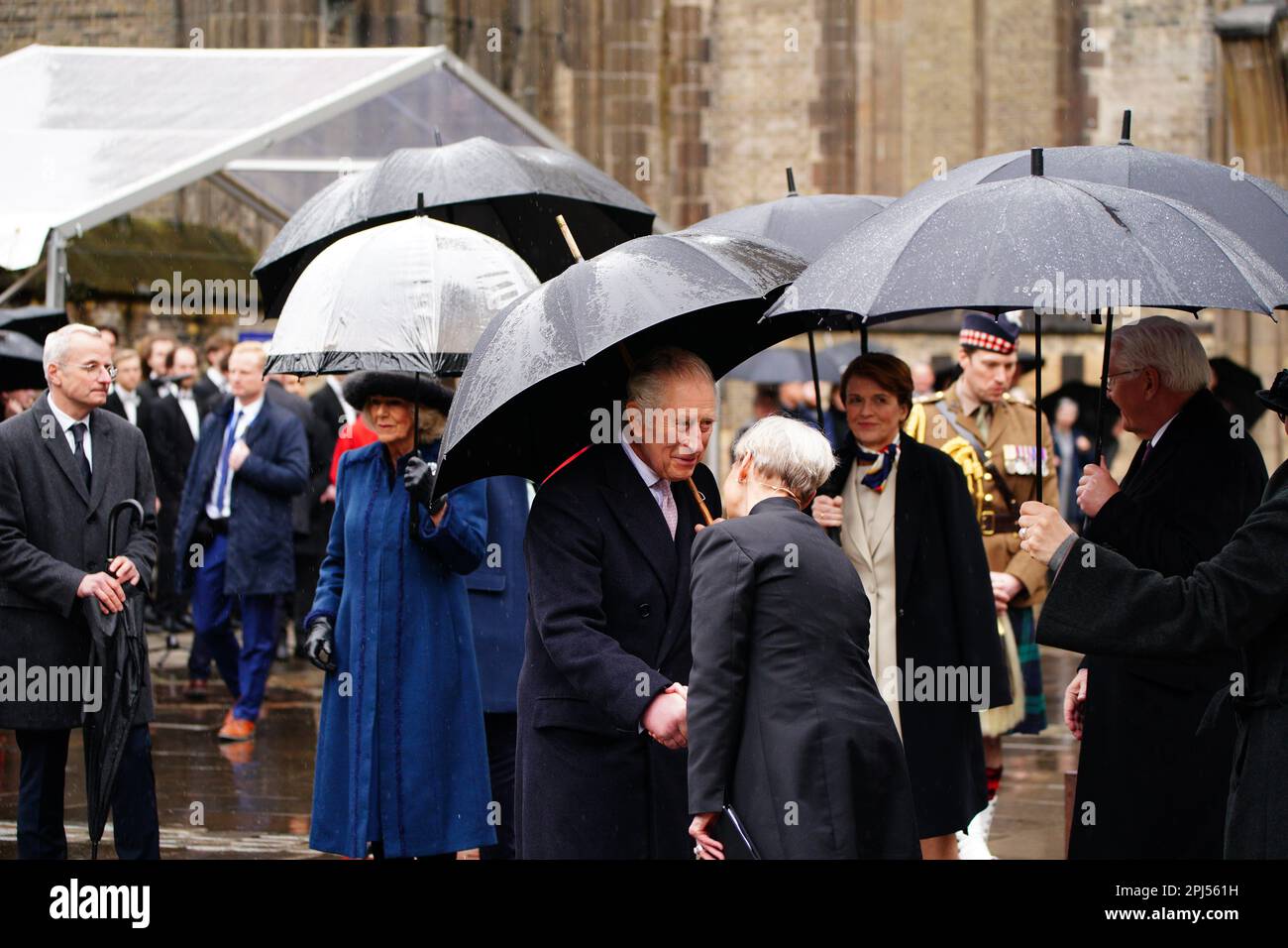 Le roi Charles III et la reine Consort arrivent à des couronnes commémoratives qui symbolisent la réconciliation et l'amitié germano-britannique lors d'une visite à St. Église commémorative Nikolai, Hambourg, le dernier jour de leur visite d'État en Allemagne. L'église a été détruite en juillet 1943 lors de la mission de la deuxième Guerre mondiale, opération Gomorrhe, lorsque les forces alliées ont mené des raids de bombardement sur la ville de Hambourg. Date de la photo: Vendredi 31 mars 2023. Banque D'Images