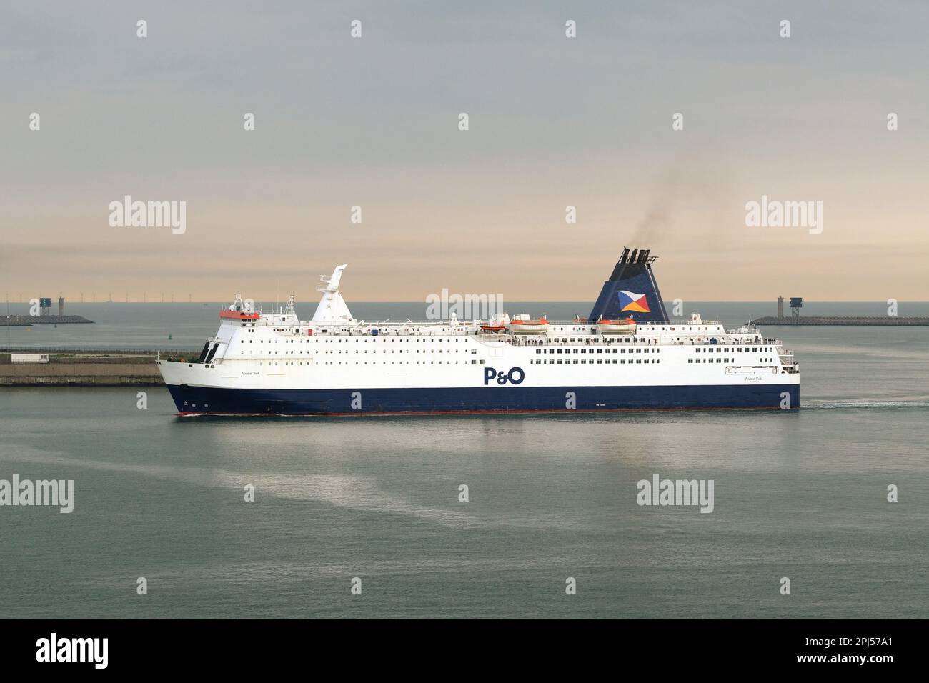Le ferry pour voitures/passagers The Pride of York, P&O Lines, entre dans le port de Zeebrugge, en Belgique, en août 2017. Photographe : Bryn Colton Banque D'Images