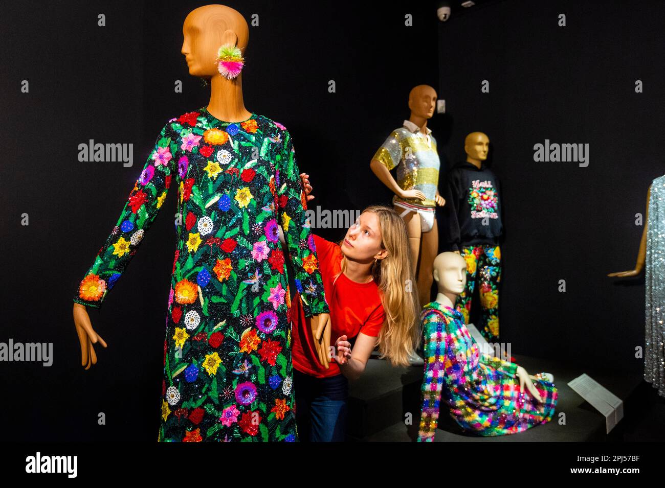 Londres, Royaume-Uni. 31 mars 2023. Un membre du personnel de 'Magic Flowers Gown', AW2018, à un aperçu «Ashish: Fall in Love and be More tendre», la première grande enquête sur les œuvres du couturier Ashish. Plus de 60 créations de la dernière année 20, dont certaines portées par des célébrités du monde entier, sont en exposition à la galerie William Morris, Walthamstow, du 1 avril au 10 septembre 2023. Credit: Stephen Chung / Alamy Live News Banque D'Images