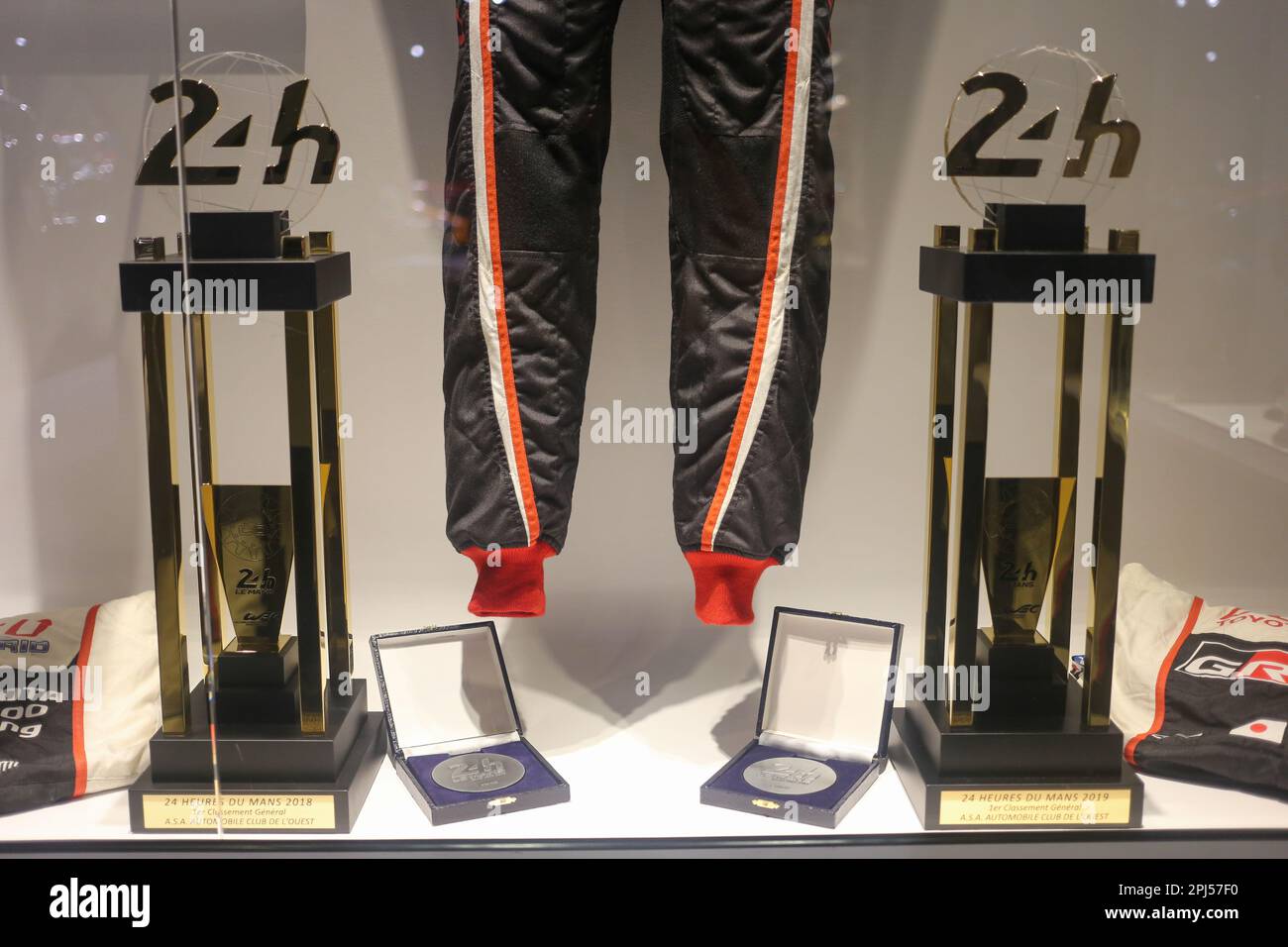 Cayes, Espagne. 30th mars 2023. Les deux trophées des 24 heures du Mans remportés en 2018 et 2019 lors de la visite du musée Fernando Alonso, sur 30 mars 2023, au musée et circuit Fernando Alonso, Cayes, Espagne. (Photo par Alberto Brevers/Pacific Press/Sipa USA) Credit: SIPA USA/Alay Live News Banque D'Images